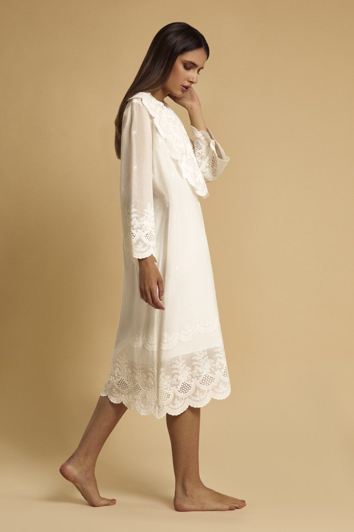 Voluminous midi cut of the Ingrid bridal robe
