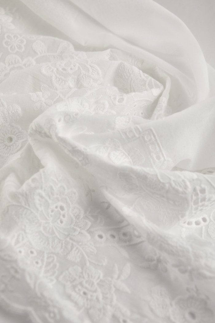 Cotton texture of the Laura bridal robe