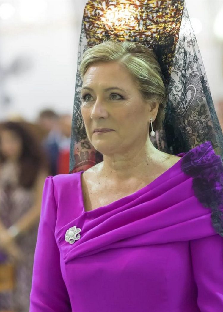 Diseña tu vestido de madrina de mantilla con María Palomo