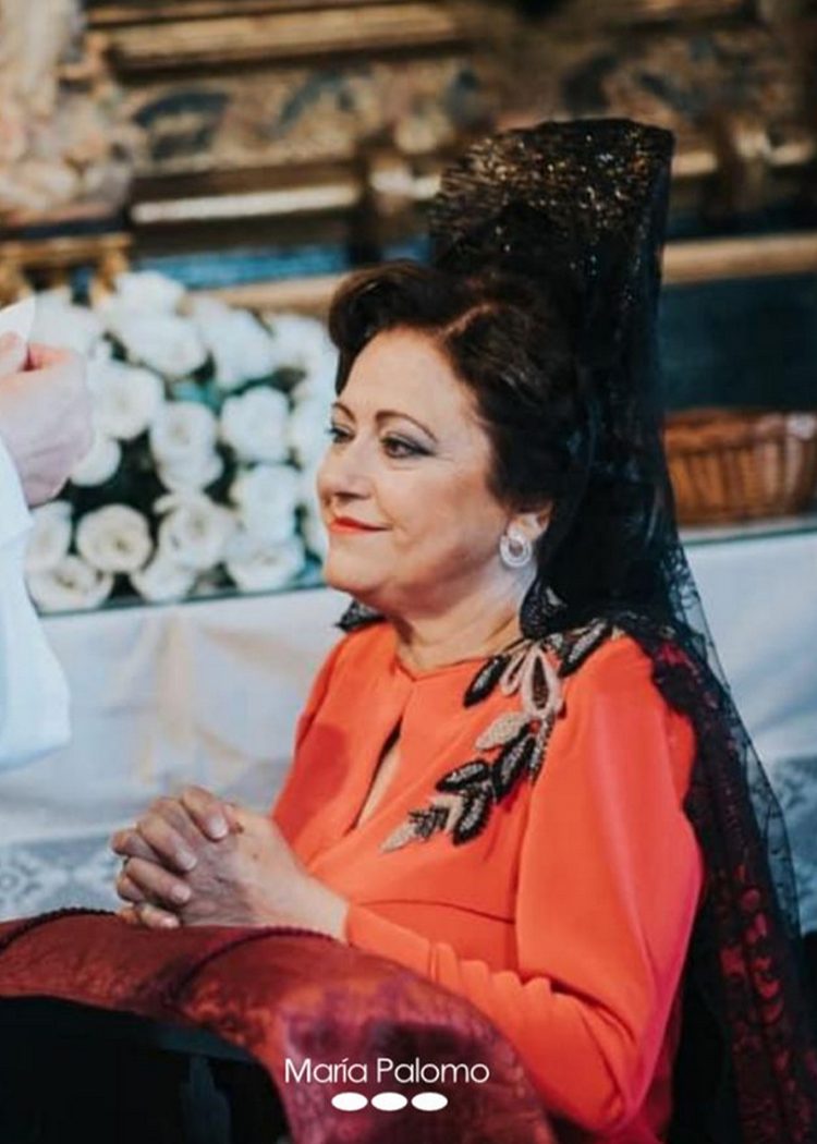 nuevo vestido de madrina con mantilla a medida de María Palomo Couture