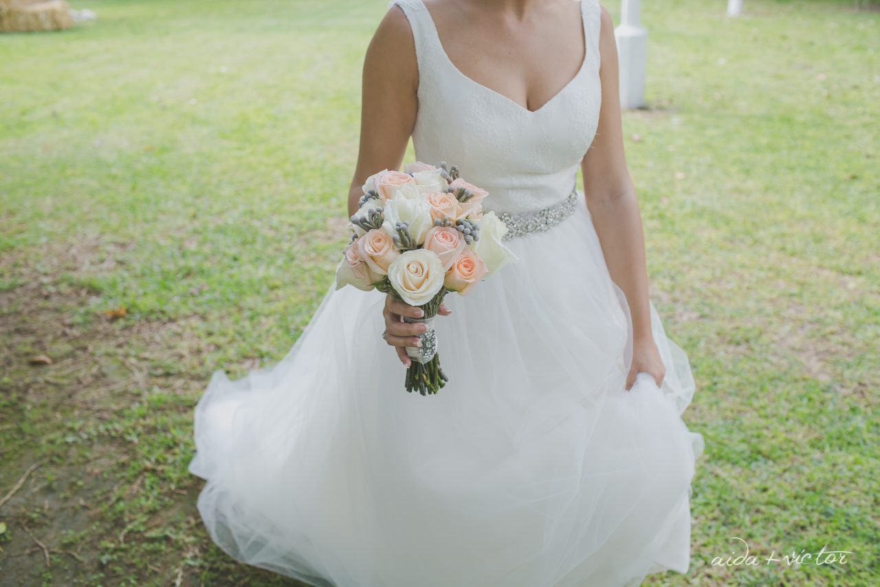 comprar vestidos de novia 2024, hombros al descubierto. Diseño exclusivo María Palomo