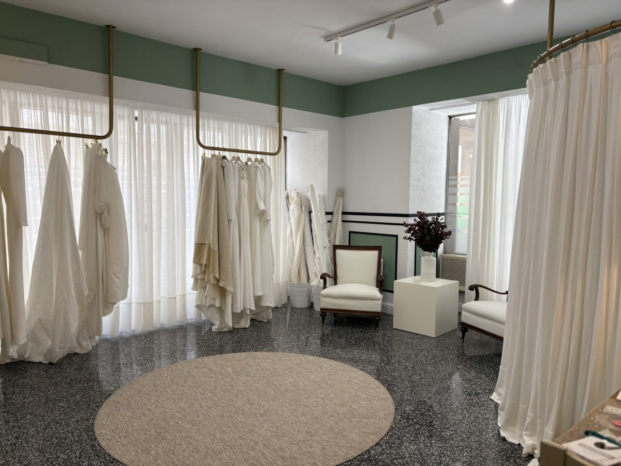 comprar vestidos de novia 2024, cola larga. Diseño exclusivo María Palomo