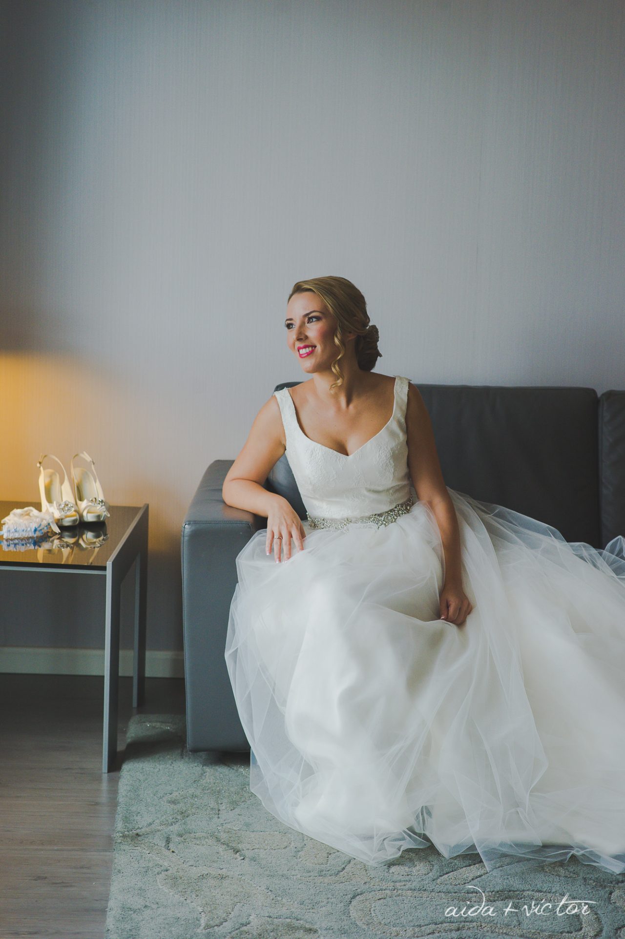 comprar vestidos de novia 2024, cola larga. Diseño exclusivo María Palomo