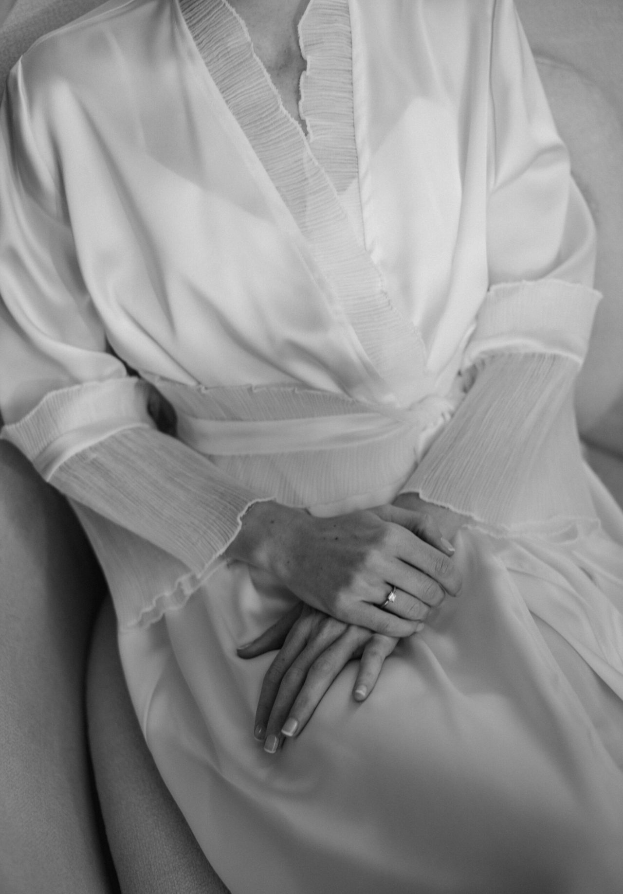 compra batas personalizadas para novia en María Palomo Couture