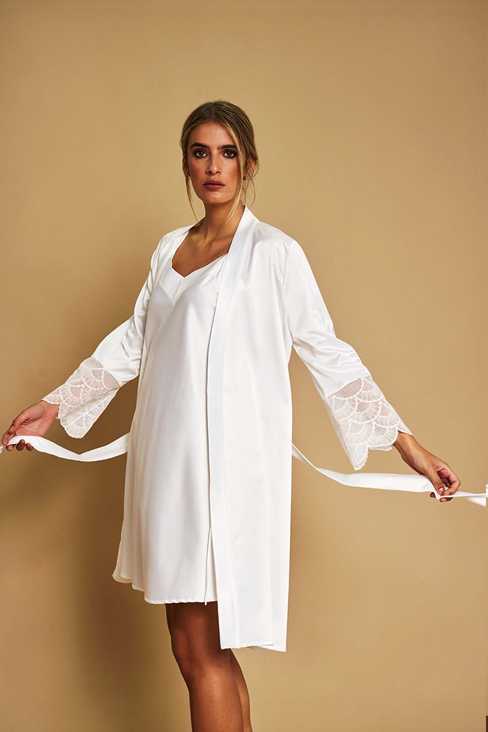 Fitted short bridal robe