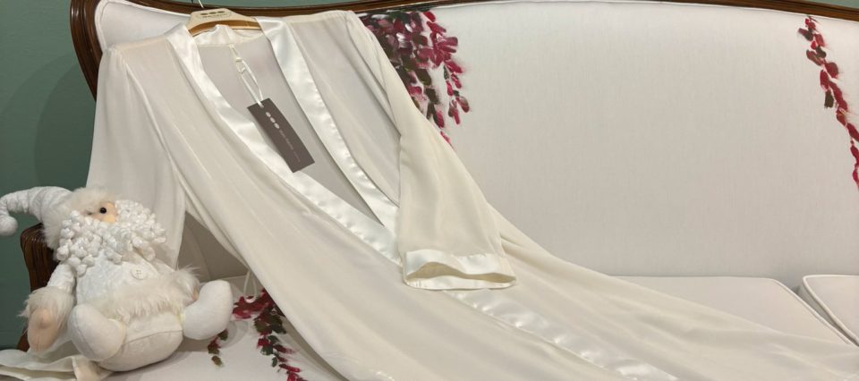 Bridal robes for a winter wedding: 5 designs to wrap you in elegance
