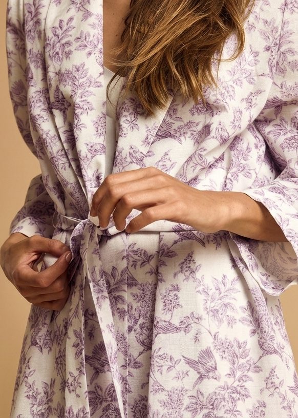 Mencía bridal robe in pink Toile de Jouy, tying the sash