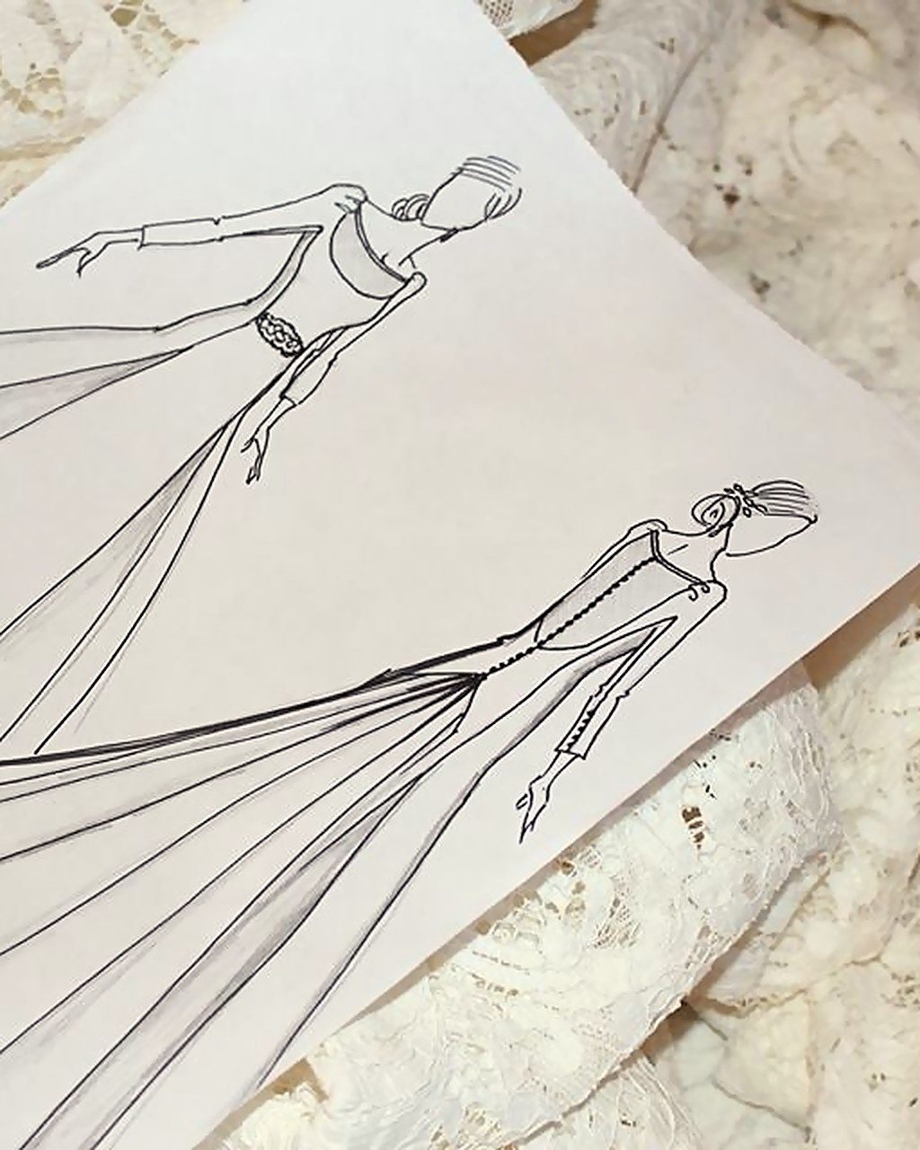 Boceto de un vestido de novia de María Palomo sobre una pieza de encaje del atelier