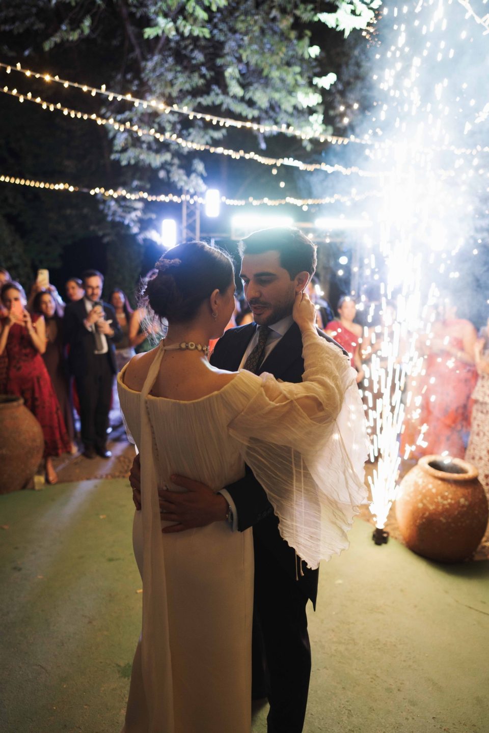 Baile nupcial de Inmaculada y Jesús, con el vestido de novia sin sobrefalda y el choker de nácar y seda plisada