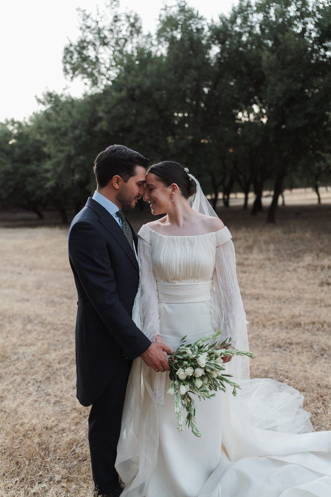 Inmaculada y Jesús, recién casados, entre los olivos de la finca