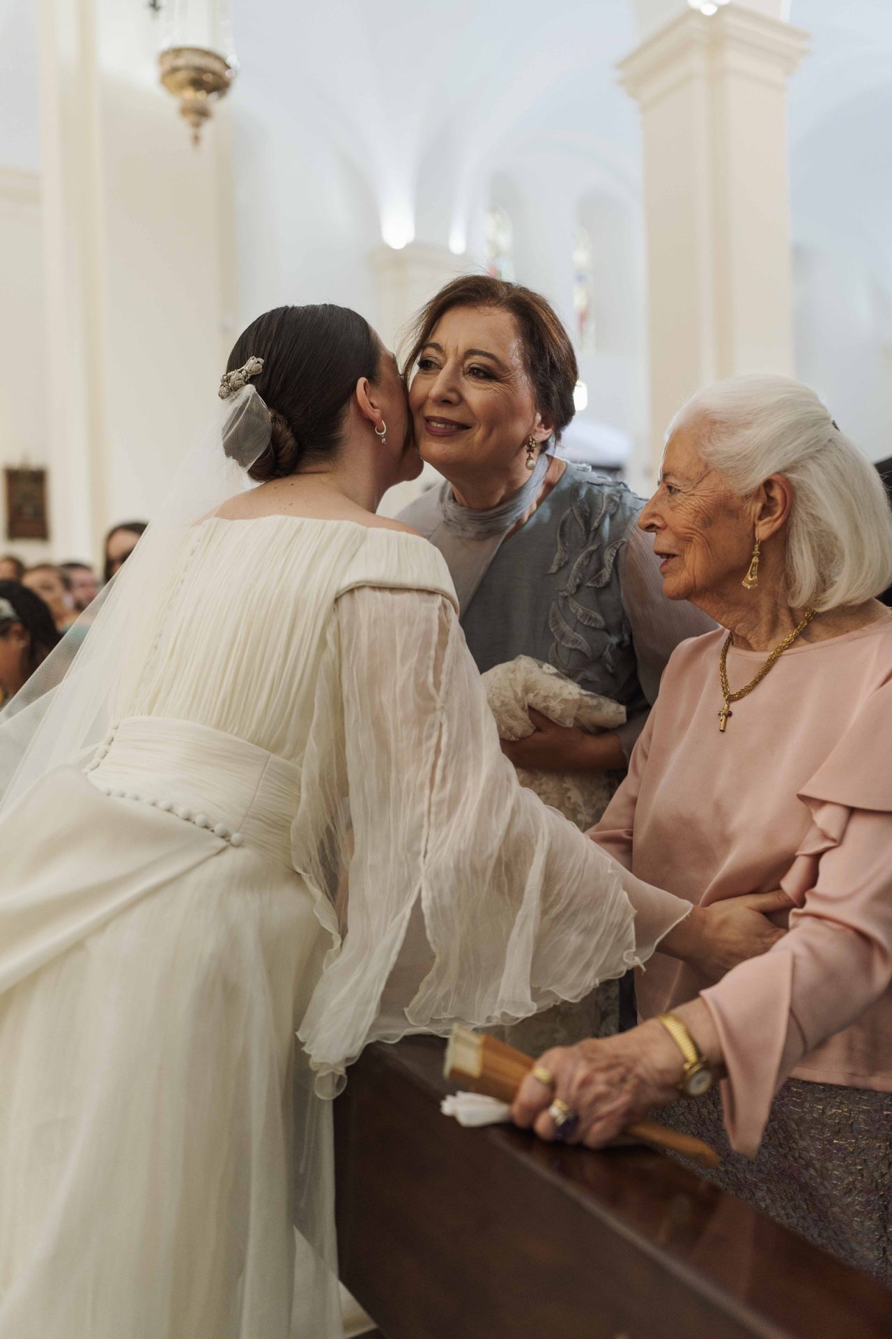 Inmaculada abraza a su madre junto a su abuela en el Santuario de Nuestra Señora de Gracia; en el pelo, la peina hecha con un brazalete de brillantes de su abuela