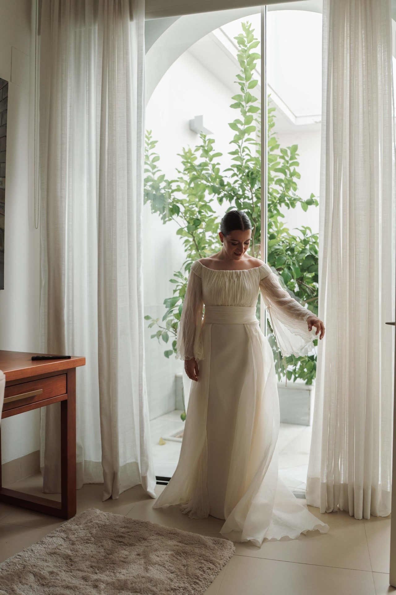 Inmaculada, ya vestida de novia, junto a la ventana durante los preparativos de su boda