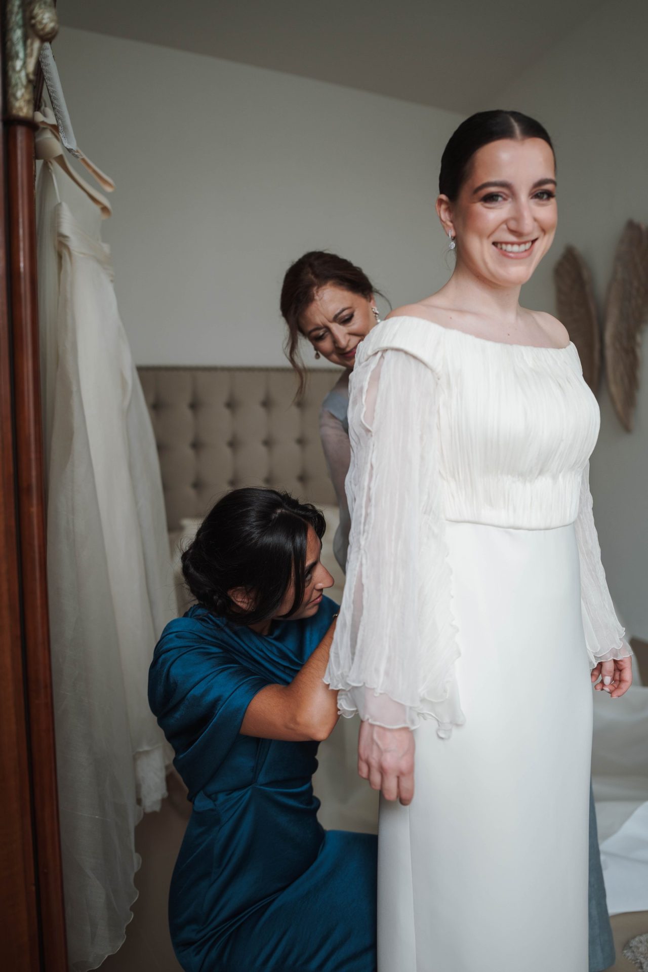 Su madre y su cuñada ayudan a Inmaculada a ponerse el vestido de novia la mañana de la boda