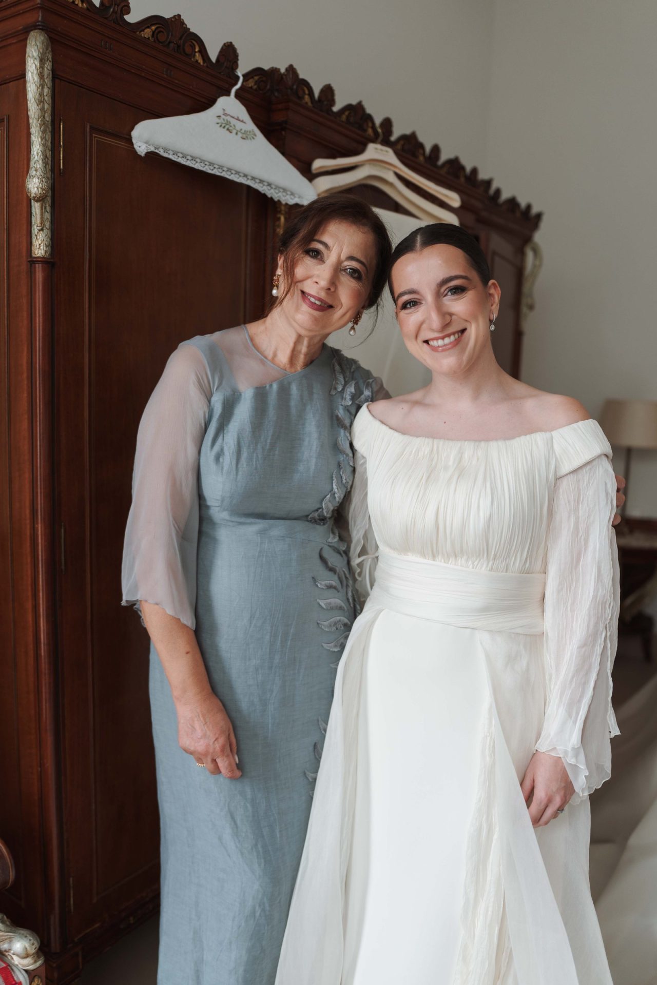 Inmaculada y su madre el día de la boda, las dos con un vestido diseñado a medida por María Palomo