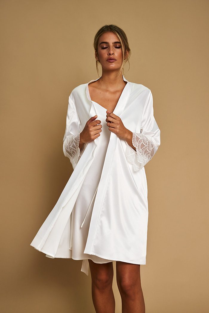 Comfortable short bridal robe