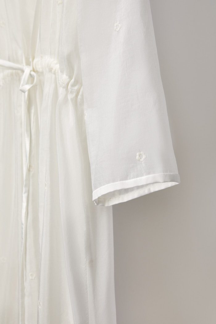 A touch of glamour in the Paula silk bridal robe