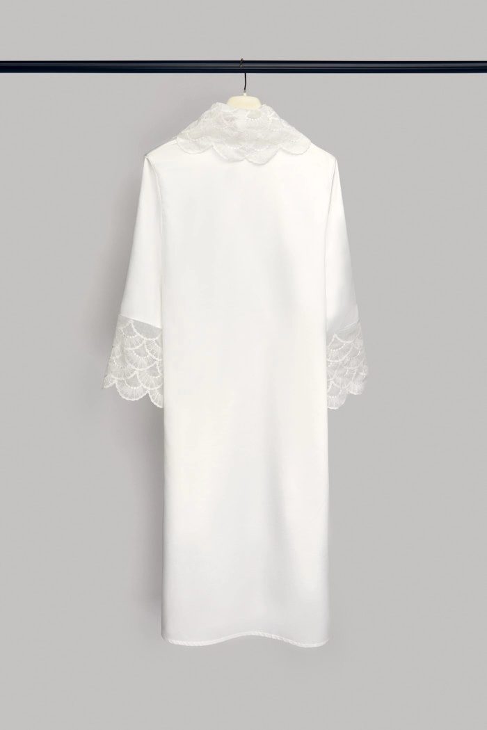 Delicacy and charm of the Carmela white bridal robe