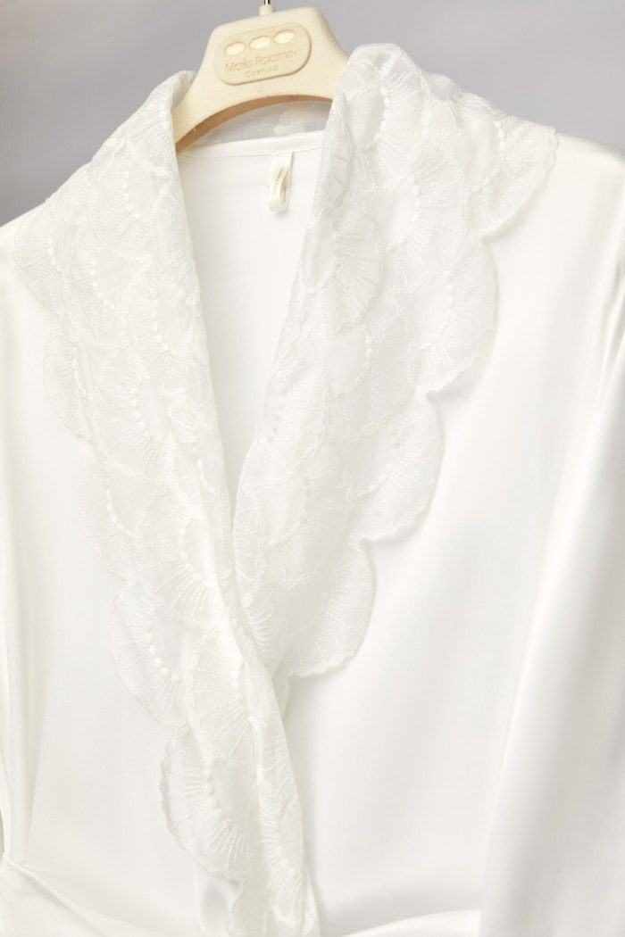 Lace details on the Carmela white bridal robe
