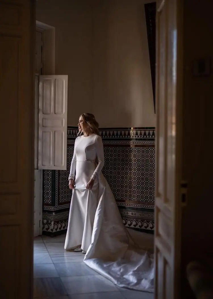 Elección zapatos de novia Sandra Rivas novia María Palomo Couture comprar vestidos de novia 2024, cola larga. Diseño exclusivo María Palomo
