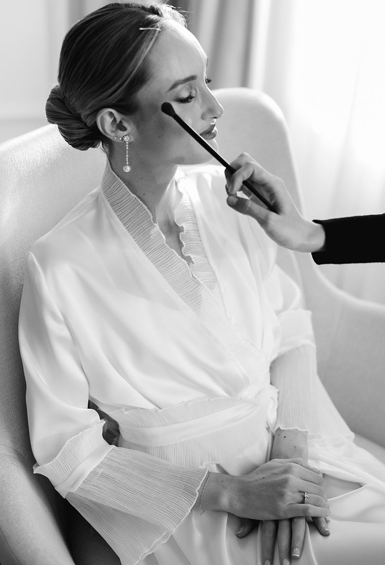 Descubre la historia de Andrea y su bata Marina personalizada para un día inolvidable 5 Visita nuestra tienda online de batas personalizadas para novias María Palomo Couture