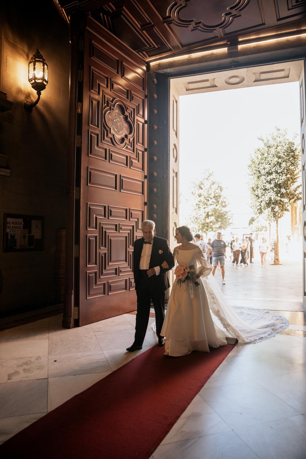 Laura entrando en la ceremonia con su diseño de María Palomo Couture Diseño de vestidos de novia para 2025 en María Palomo
