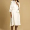 Puños plisados de la bata blanca de novia Marina