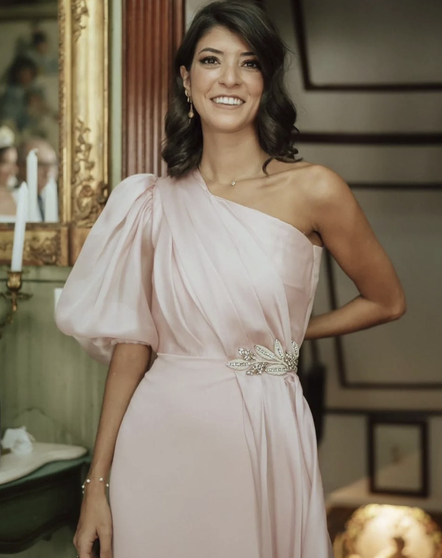 Diseño de vestidos de invitadas y madrinas para 2026 en María Palomo 
