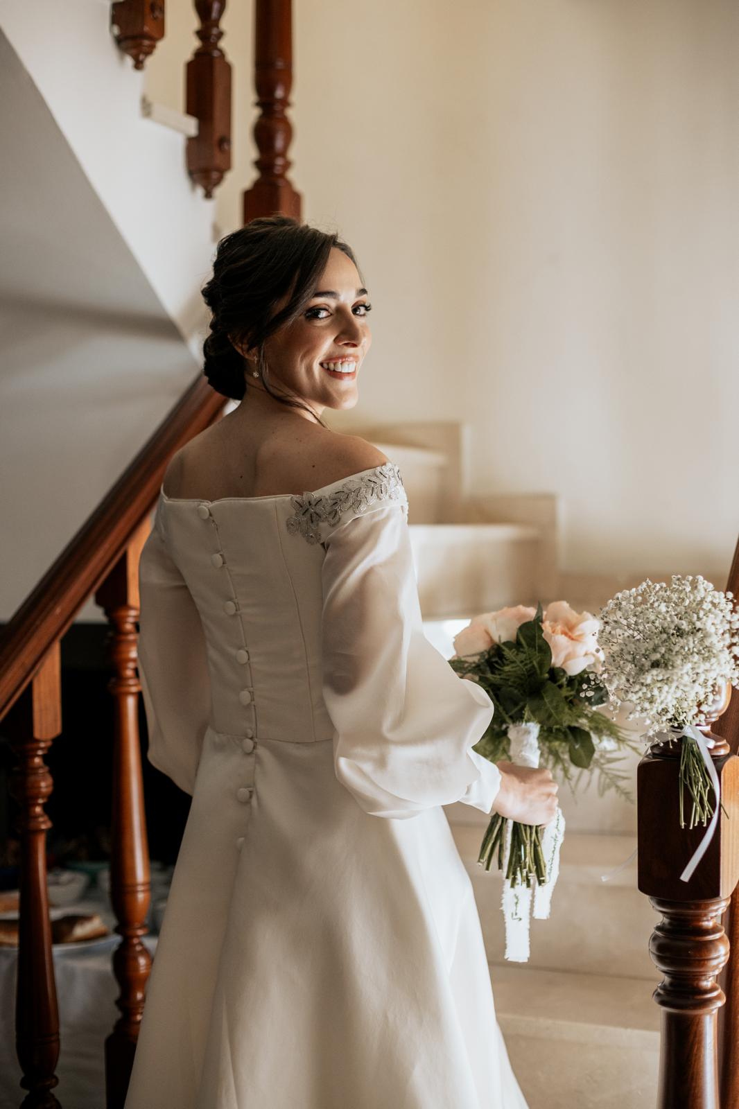 cómo lucir el ramo en tu boda es un consejo de María Palomo Diseño de vestidos de novia para 2025 en María Palomo