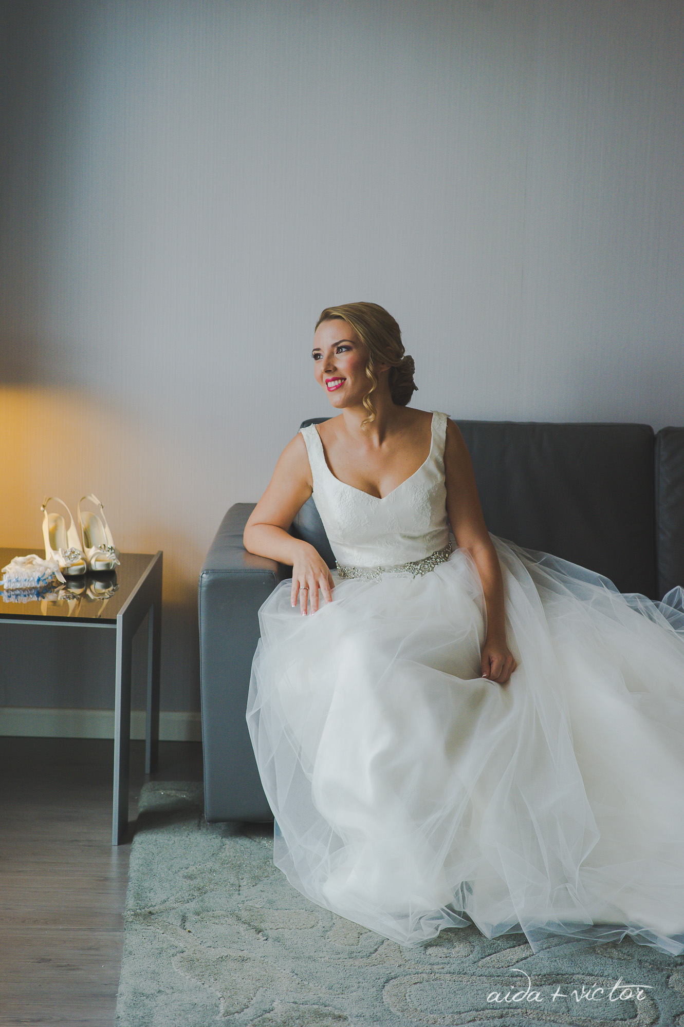 www.aidayvictor.com fotografia debodas comprar vestidos de novia 2024, cola larga. Diseño exclusivo María Palomo