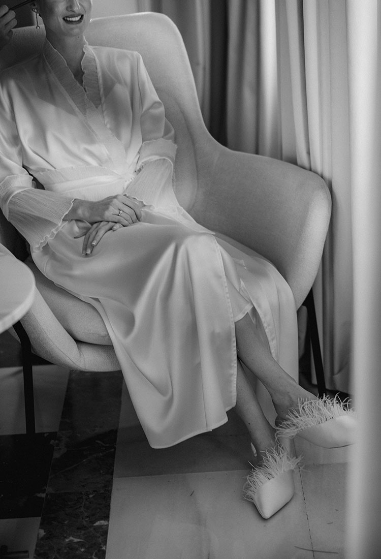 Descubre la historia de Andrea y su bata Marina personalizada para un día inolvidable 6 Compra batas personalizadas de novia en nuestra tienda online María Palomo Couture