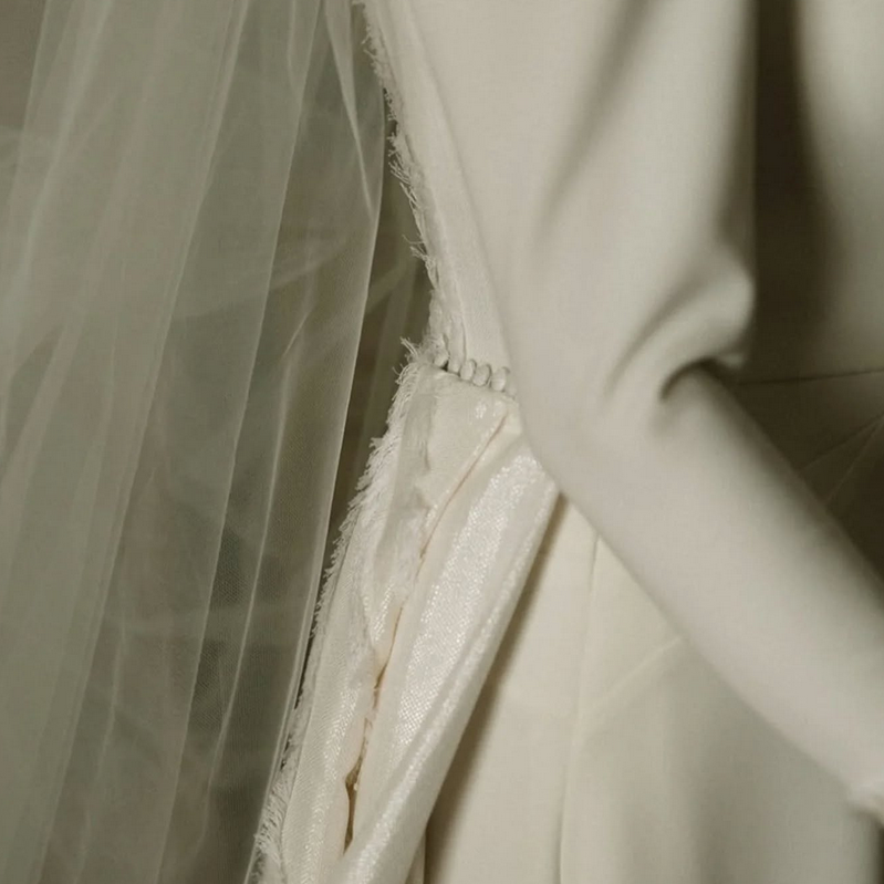 séptima tendencia en vestidos de novia 2025 terminaciones deshilachadas Encuentra vestidos de novia para 2025 en el Atelier de María Palomo