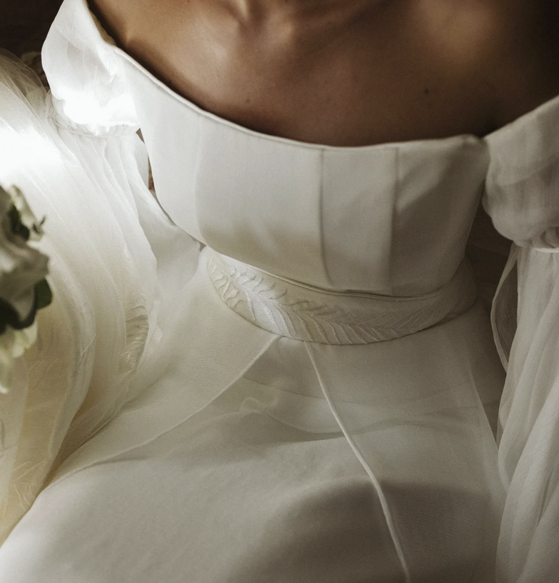 tendencia en vestidos de novia 2026 vestidos con capas y tejidos ricos comprar vestidos de novia para 2025 diseño exclusivo de María Palomo