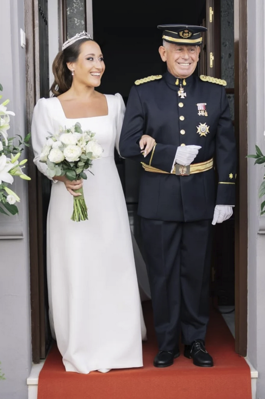 tendencia vestidos novia 2026 Cristina luciendo diseño de María Palomo María Palomo diseña vestidos de novia para 2025