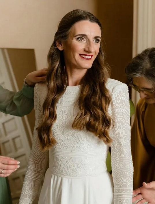 3 tendencias en peinados de novia para 2025 10 Clara, novia María Palomo con peinado de novia para 2025. Contacta con María Palomo Couture para diseñar tu vestido de novia